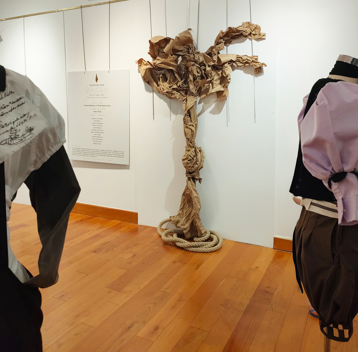 Exposición RAÍCES 2026 — árbol colectivo construido por las participantes